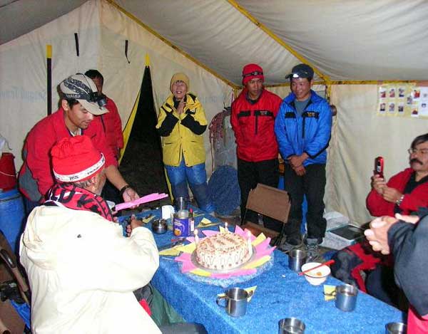 ���V�P�΁@�o�[�X�f�C�E�P�[�L��O�ɏj�����󂯂�i�E�͑呠�앟�����j