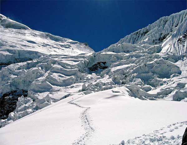 C�P����C�Q�Ԃ̃N���o�X�BC�Q�̓N���o�X�т̍ŏ㕔�i�m�[�X�E�R���j�ɐ݉c